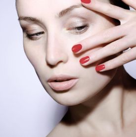 Wiosenny manicure 2026: świeżość, kolor i powrót do naturalnego blasku
