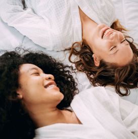 Bezkremowe noce robią furorę. Czy to hit pielęgnacji czy błąd?