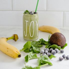 Płynne śniadanie podbija kuchnie. Te napoje mogą zastąpić posiłek