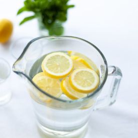 Woda z cytryną to za mało – 5 porannych rytuałów, które realnie poprawiają cerę