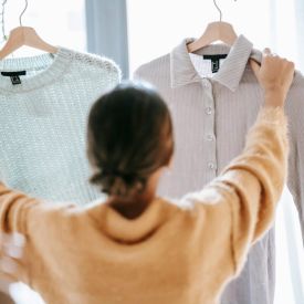 Co warto mieć w szafie na każdą porę roku? Te ubrania zawsze się sprawdzają