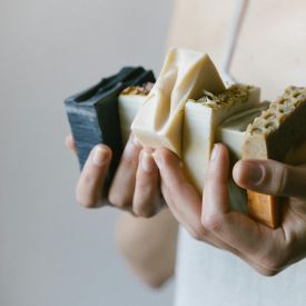 Szare mydło w kostce w domowej apteczce – nieoczywiste zastosowania, które warto znać