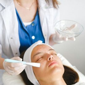 Fartuch kosmetyczny z logo – jak stworzyć spójny wizerunek salonu?