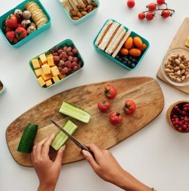 Co jeść w pracy zamiast słodyczy? Te przekąski naprawdę sycą