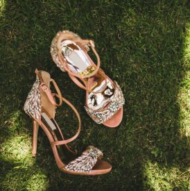 Powrót lat 90. – dlaczego klapki na obcasie znów rządzą ulicami?