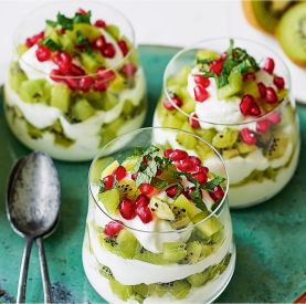 Owocowa eksplozja smaków – 7 świeżych sałatek, które zachwycają