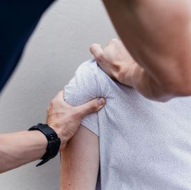 Protezy bioniczne w praktyce: jak działają i czym różnią się od standardowych protez?