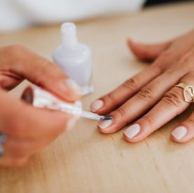 Co naprawdę szkodzi paznokciom na co dzień? Nawyki, które osłabiają płytkę bardziej, niż myślisz