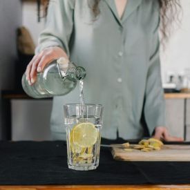 Dlaczego warto codziennie pić wodę z cytryną? Prosty nawyk, który robi różnicę
