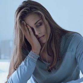 Śpisz, a twarz i tak wygląda na zmęczoną? Oto, co naprawdę postarza skórę