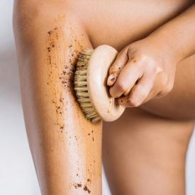 Najlepsze domowe sposoby na peeling nóg i dlaczego warto go robić
