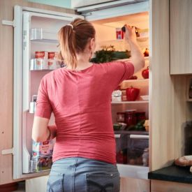 Jak pozbyć się nieprzyjemnych zapachów z lodówki? Sprawdzone, domowe sposoby