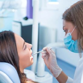 Białe przebarwienia na zębach - o czym świadczą i kiedy należy zgłosić się do stomatologa?