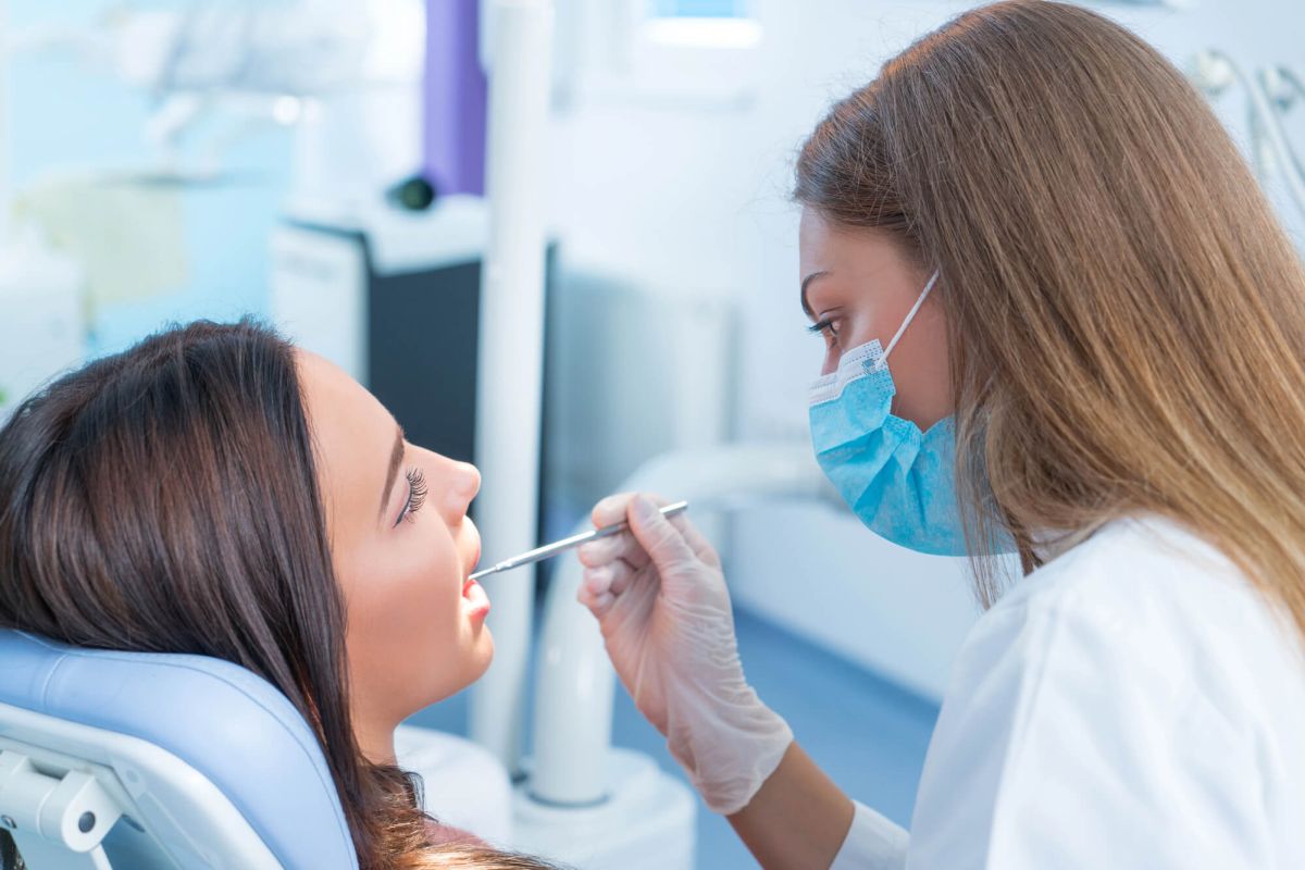 Białe przebarwienia na zębach