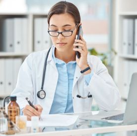 Lekarze online – nowoczesna opieka medyczna bez kolejek i wychodzenia z domu