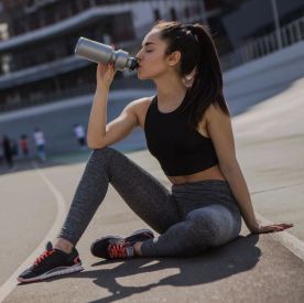 Efektywne nawadnianie i wsparcie organizmu - jak działają napoje funkcjonalne?