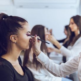 Kariera w branży kosmetycznej - jak zdobyć uprawnienia szybko, bezpłatnie i opłacalnie?