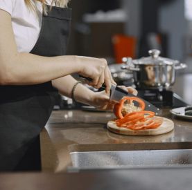 Jak gotować szybciej? Kuchenne triki, które naprawdę oszczędzają czas