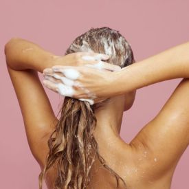 Czy włosy naprawdę „przyzwyczajają się” do szamponu? Fakty, które warto znać