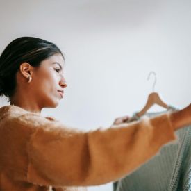 Pięknie pachnące ubrania w szafie - proste sposoby na utrzymanie świeżości