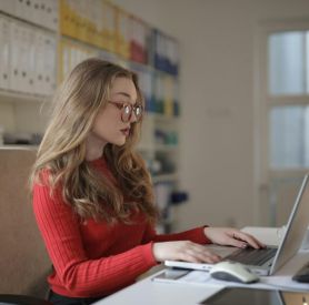 Jak poprawić komfort pracy siedzącej? Proste zmiany, które naprawdę robią różnicę