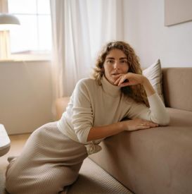 Jak nosić beże, żeby nie wyglądały nudno? Proste triki, które zmieniają efekt