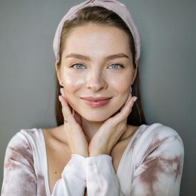 Jak dodać cerze blasku bez makijażu? Proste sposoby na świeżą i promienną skórę