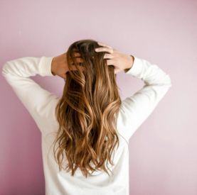 Jak odświeżyć fryzurę bez mycia włosów? Szybkie sposoby, dzięki którym włosy znów wyglądają świeżo
