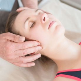 Bóle głowy i napięcie karku – kiedy fizjoterapeuta może zaproponować terapię czaszkowo-krzyżową?
