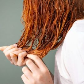 Co zrobić, żeby włosy szybciej się układały po myciu? Proste zmiany, które robią różnicę