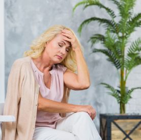 Objawy menopauzy – kompletny przewodnik: co czuć, kiedy się zaczynają i jak sobie radzić