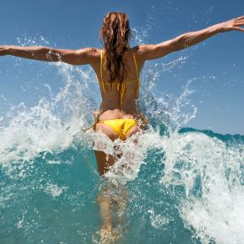 Biżuteria na plaży – dlaczego warto zdjąć ją przed wejściem do morza?