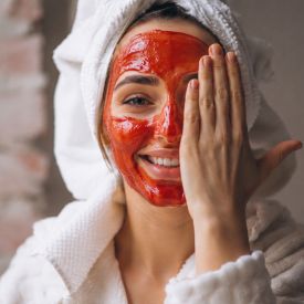 Ketchup na twarz po opalaniu? Internet znów zaskakuje. Dermatolodzy łapią się za głowę