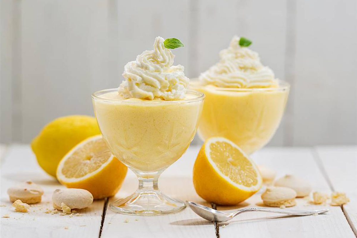Desery cytrynowe w pucharkach podbijają lato. Pudding, mus, szpajza i posset zachwycają smakiem