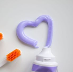 Pasta do zębów na pryszcze. Ten trik znały nasze babcie. Dermatolodzy nie są zachwyceni