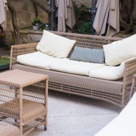 Sofa ogrodowa, która nie nasiąka wodą – sekret pianki szybkoschnącej