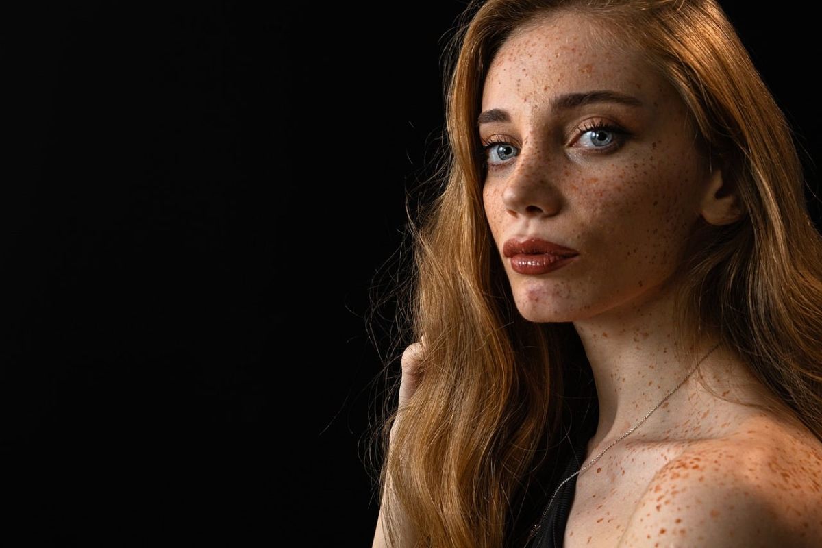 Portret kobiety podczas sesji zdjęciowej w studiu fotograficznym w Warszawie
