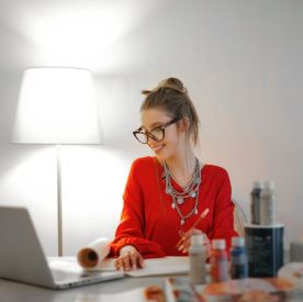 Jak zadbać o zdrowy kręgosłup podczas pracy biurowej? Poradnik ergonomii