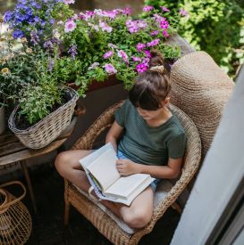 Zacieniony balkon też może zachwycać. Te rośliny stworzą efekt „wow” nawet bez pełnego słońca