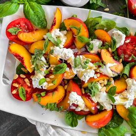 Sałatka z pomidorami, brzoskwiniami i serem burrata. Letni przysmak pełen kolorów i smaku