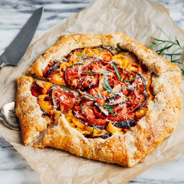 Galette z pomidorami i śliwkami – zaskakujące połączenie smaków na kruchym spodzie