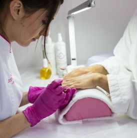 Moje pogaduszki przy manicure. Są klientki, które mówią, takie, które nie przestają i takie, które milczą jak zaklęte