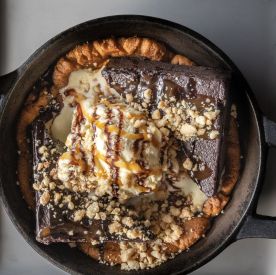 Skillet cookie z lodami, brownie i karmelem - gorący deser idealny na chłodny wieczór