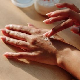 Pielęgnacja dłoni jesienią i zimą - prosty plan na suchość i pękanie