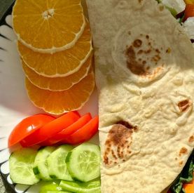 Śniadaniowy wrap z omletem, fetą i warzywami - kolorowy początek dnia
