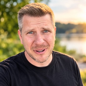 Filip Chajzer wziął ślub z dużo młodszą partnerką: „Jak ktoś ci się podoba, to nie pytasz, czy ma 25, 35 czy 20 lat”