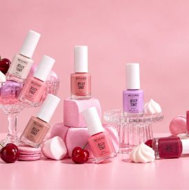 Jelly nails na jesień. Ten delikatny manicure zachwyca połyskiem