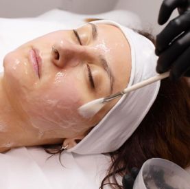 Peelingi chemiczne — efekty, przeciwwskazania i przydatne porady
