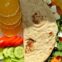 Śniadaniowy wrap z&nbsp;omletem, fetą i&nbsp;warzywami – kolorowy początek dnia
