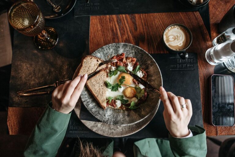 Owsianka już się przejadła. 5&nbsp;ciepłych śniadań, które idealnie pasują do chłodnych poranków